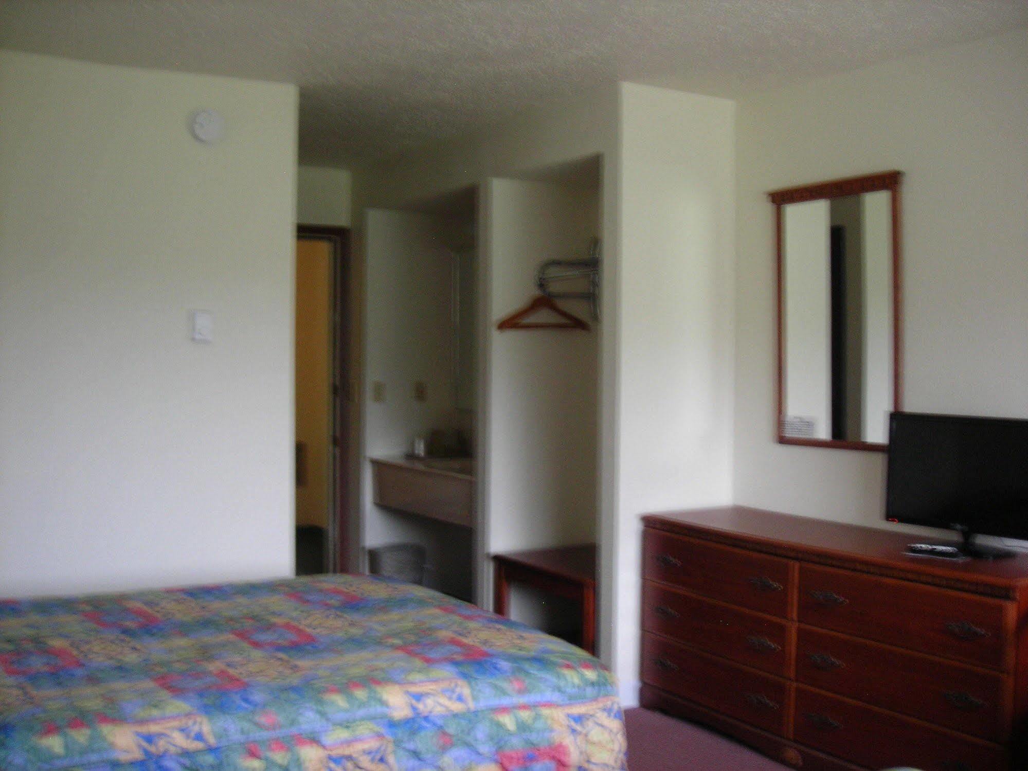 Model Towne Inn Motel Gwinn Bagian luar foto